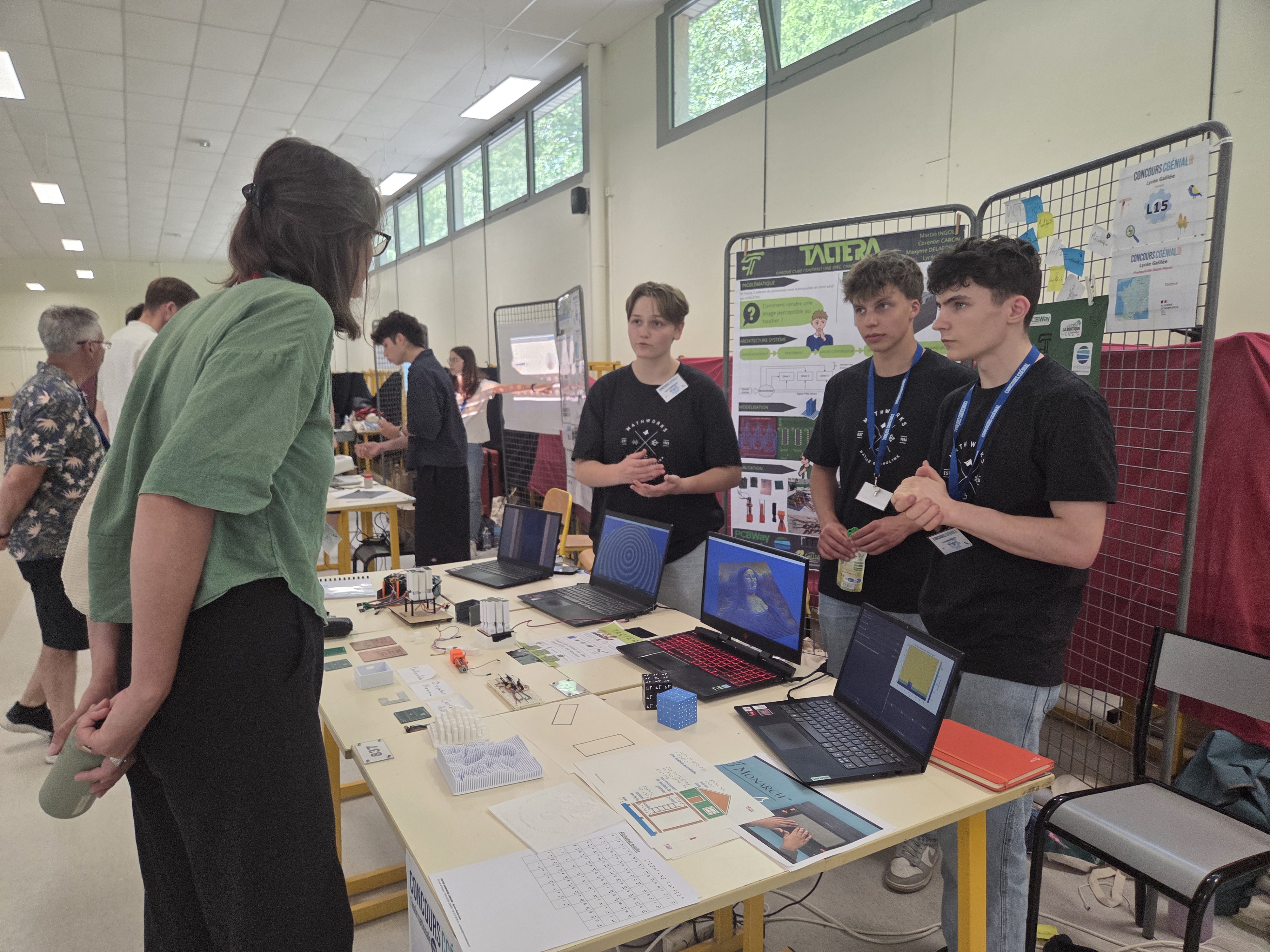 lèves du Lycée Galilée de Normandie présentant leur projet Tactera dédié à l'inclusion des déficients visuels devant un stand avec des ordinateurs au Concours CGénial 2026