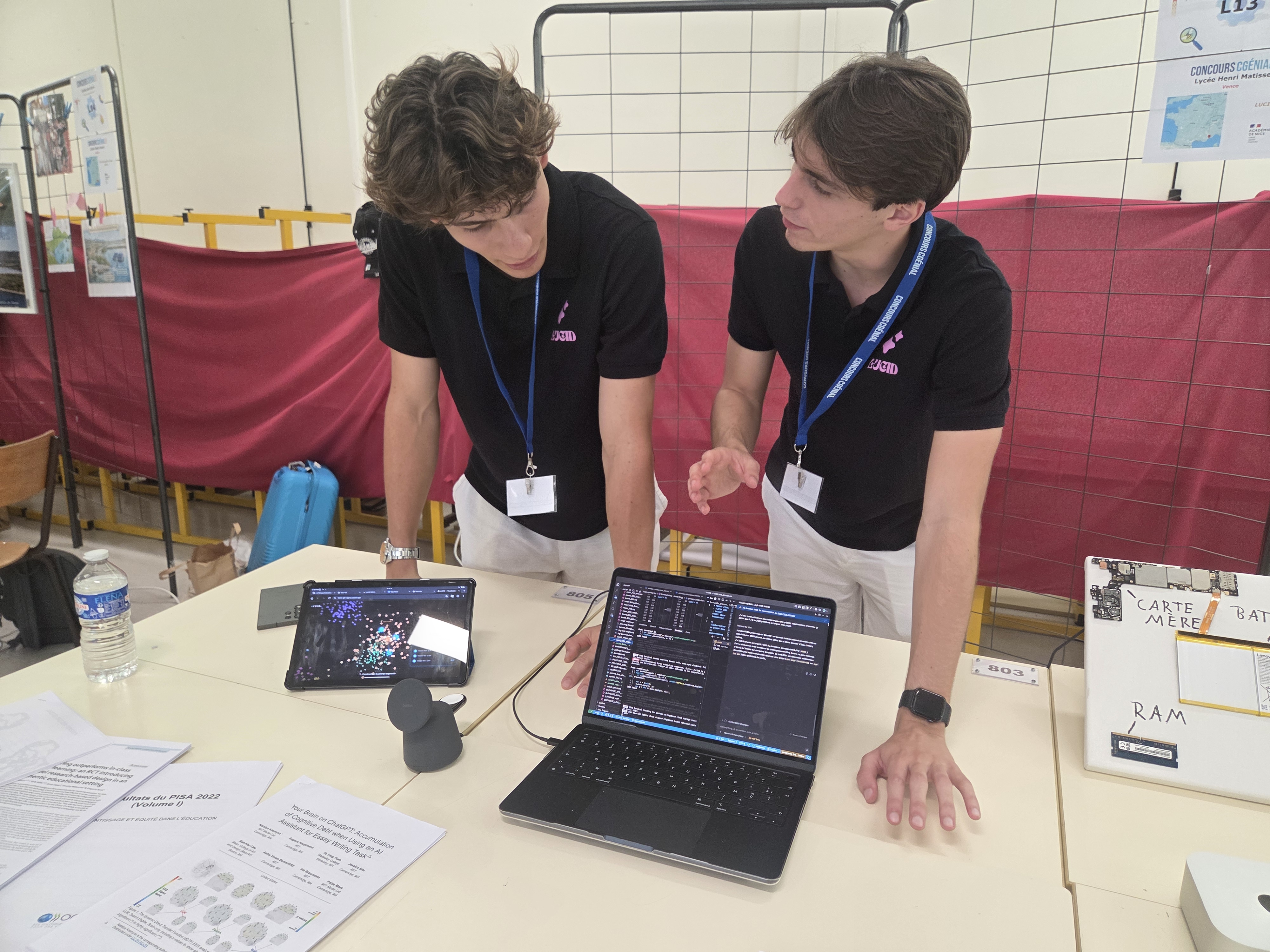 Deux lycéens du Lycée Henri Matisse de Nice présentent leur projet d'intelligence artificielle Lucid sur ordinateur et tablette lors de la finale nationale du Concours CGénial 2026